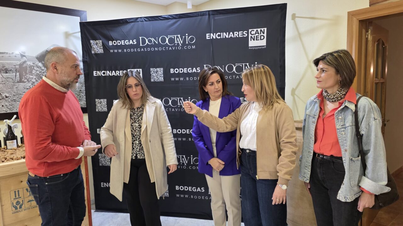 Senadoras socialistas recogen inquietudes del sector vitivinícola en Villarrobledo en una jornada con el eje de la igualdad