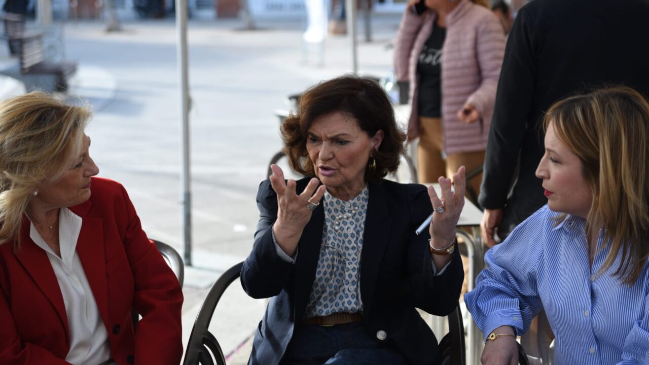 Carmen Calvo defiende en Hellín que «el feminismo es democracia» en la presentación de su libro Nosotras