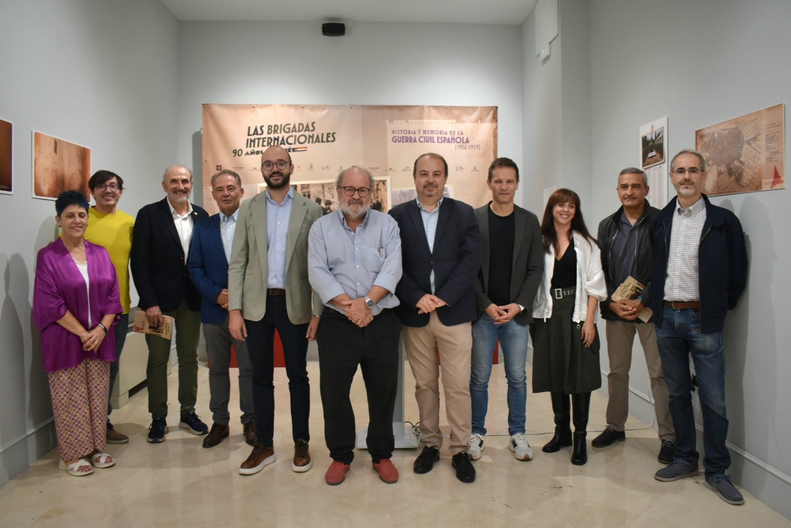Inauguración en el Chalé Fontecha de la exposición sobre las Brigadas Internacionales con participación de autoridades provinciales.