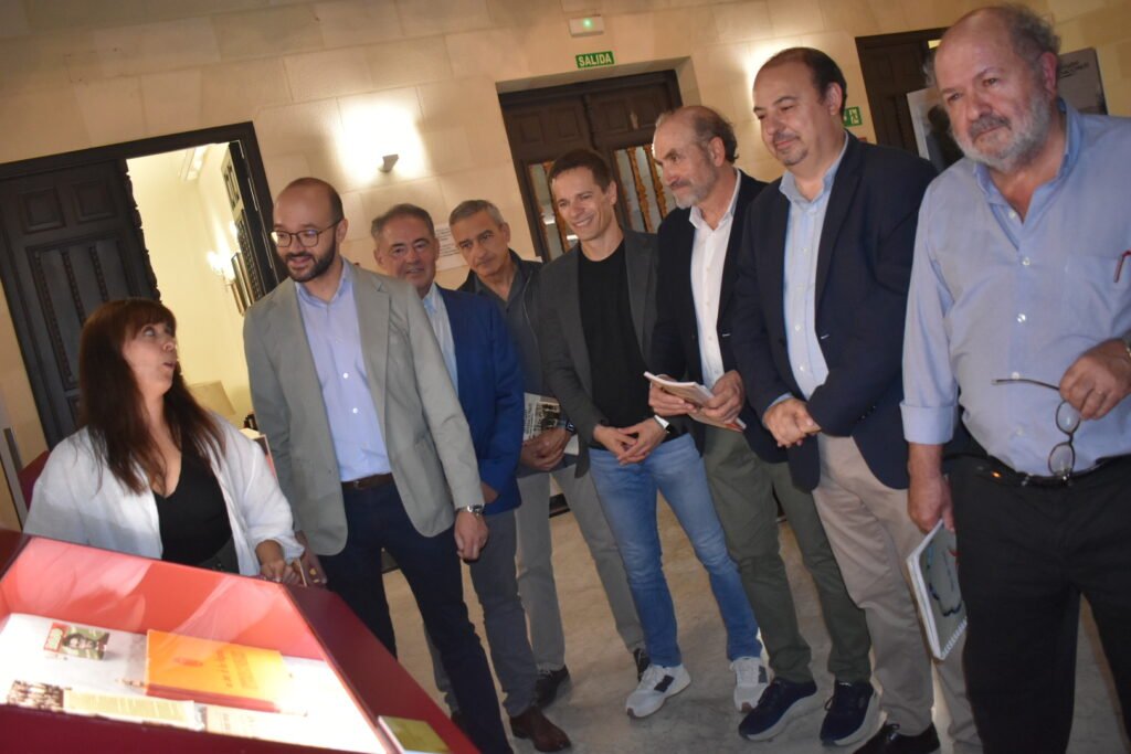 Inauguración en el Chalé Fontecha de la exposición sobre las Brigadas Internacionales con participación de autoridades provinciales.